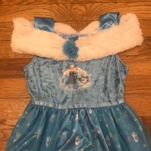 Beautiful Elsa night gown size 8